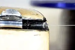 Aufnahmedraht, der in den Tonkopf einläuft