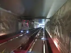 Tunnelabschnitt mit künstlerisch profilierten Wänden zwischen den Halten Cupa und Casa Bruciate