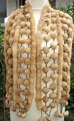 Schal, Nerz und Textilfaden (2000)