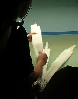 Rohnerze begutachten im Auktionshaus Kopenhagen Fur