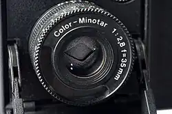Minotar-Objektiv einer Minox 35 GL. Zu sehen sind die beiden Elemente der Blende, direkt dahinter der Zentralverschluss