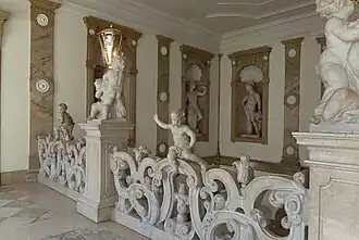 Wandnischen mit Marmorskulpturen