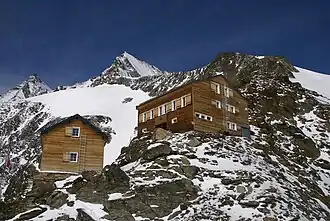Hütte vom Hüttenanstieg aus, im Hintergrund die Lenzspitze