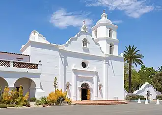 Mission San Luis Rey de Francia (Frontfassade der Kirche, 2022)