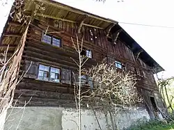 Bauernhaus in Geratsried mit Ruckerfenster im Erdgeschoss