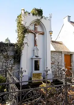 Missionskreuz und Priester-Grabstätte