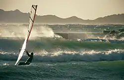Gischtende Brecher bei Mistral, Plage du Prado
