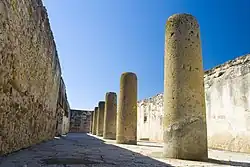 Rundpfeiler im Palast von Mitla, Mexiko