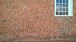 Vermauertes Hagioskop (links) und vermauerte Frauentür in der Nordwand der Mitling-Marker Kirche