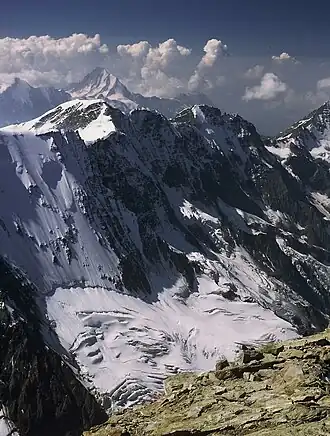 Vorn das Mittaghorn, im Hintergrund das Bietschhorn
