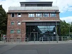 Das im ehemaligen S-Bahn-Betriebswerk gelegene Reiterstellwerk Noa wurde nach der Entkernung in einen Gebäudekomplex integriert, 2015