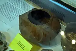 Urne vom Weidensee, Lausitzer Kultur, im Heimathaus; um 1300 bis 1000 v. Chr.