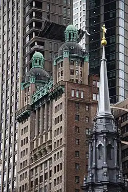 Park Row Building mit 25 Park Row (hinten links), 5 Beekman (hinten rechts), und St. Paul’s Chapel (vorn)