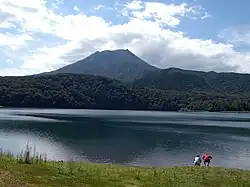 Takachiho-no-mine (hinten) und Miike (vorne)