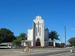 Kirchengebäude im Ort (2013)