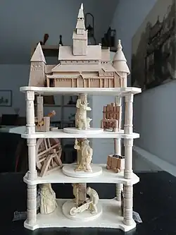 Moderne, viergeschossige Flaschenpyramide vor dem Einbau.