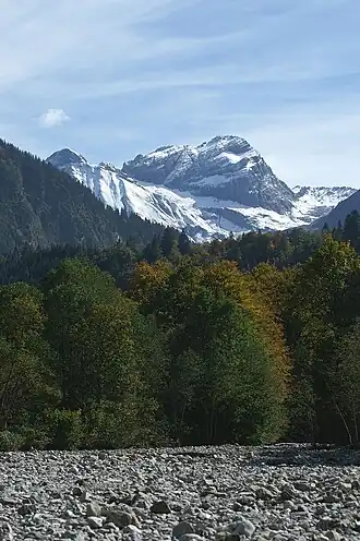 Mohnenfluh, Blick über die Bregenzer Ach. Links über dem bewaldeten Grat die Juppenspitze, rechts die kleine Kuppe des Zuger Hochlichts.