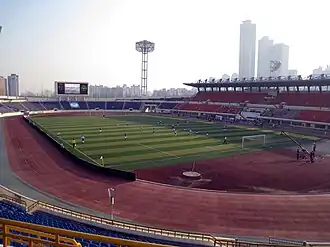 Blick in das Mokdong-Stadion (April 2008)