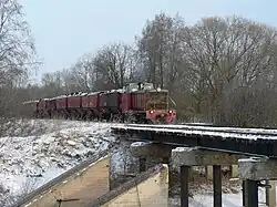 Diesellok der SŽD-Baureihe ТУ7А - № 3333 mit Güterzug