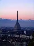 Die Mole Antonelliana bei Abenddämmerung, im Hintergrund die Alpen