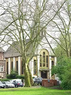 … Hannes Forster mit Ausrichtung auf die Alt-Lutherische Kirche (heute SELK), dem ersten Kirchbau des Architekten Otto Bartning in Deutschland[2]