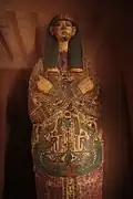 Die Mumie ist ein Priester-Schreiber des Tempels von Amun-Re der XXI-Dynastie (3000 Jahre) namens Louef-en-Khonsou.