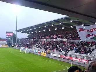 Die neue Hintertortribüne beim Spiel RAEC Mons gegen den RSC Anderlecht im September 2008