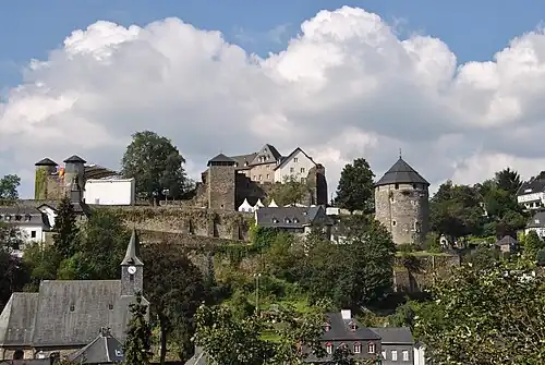 Oberburg mit Vorburg (links) und viereckigem Bergfried, rechts Eselsturm
