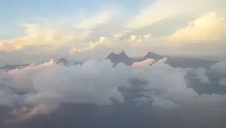 Luftbild des Gipfels über den Wolken