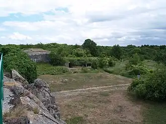Blick auf die Verteidigungsstellung auf dem Gipfel