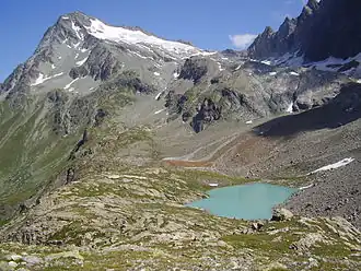 Südwestseite mit dem Glacier du Mont Gelé vom Regondi Biwak aus, im Vordergrund der Lac de la Besèya (2513 m s.l.m.)