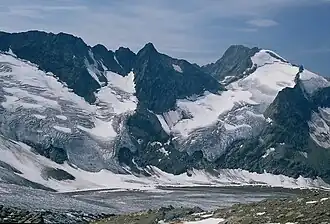 Mont Tondu (rechts) und die Felspyramide Aiguille des Lanchettes (Mitte) vom alten Standplatz des Refuge des Conscrits aus gesehen