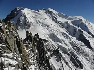 Die Nordflanke des Mont Blanc du Tacul, des Mont Maudit und des Mont Blanc (v. l. n. r.) von der Aussichtsterrasse im Gipfelbereich der Aiguille du Midi