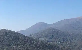 In der Bildmitte am Horizont: Der Monte Rogòria von Südosten