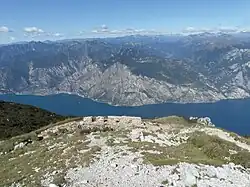 Reste von italienischen Schützengräben an der Westseite, links im Hintergrund der am Westufer des Gardasees gelegene Ort Limone sul Garda