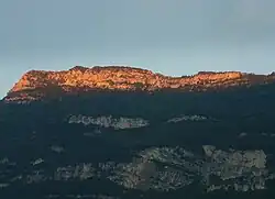 Der Gipfelaufbau des Monte Biaena im Morgengrauen, gesehen von Rovereto