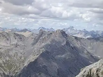 Monte Cassa del Ferro von Osten. Links vom wuchtigen Hauptgipfel ist der nur 6 Meter niedrigere Nebengipfel.