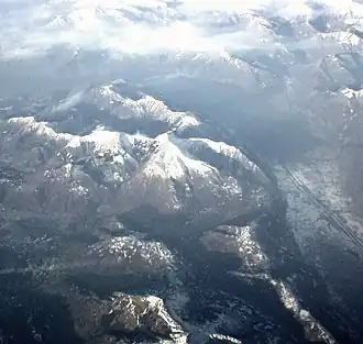 Monte Tamaro von Osten, rechts die Mündung des Flusses Ticino in den Lago Maggiore, an der Ostflanke der Pass Monte Ceneri