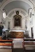 Innenraum mit Altar und Altarretabel