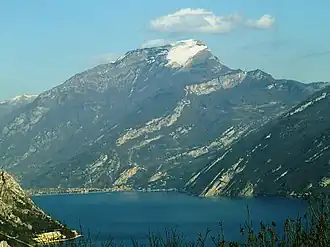 Monte Stivo mit dem Nordostufer des Gardasees