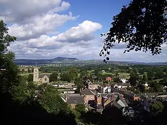 Blick über Montgomery zum Long Mynd