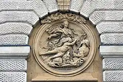 Der Bau des Canal du Midi. Dargestellt sind eine junge Frau und ein greiser Mann, die sich die Hand reichen. Sie sind Personifikationen des Mittelmeers bzw. des Atlantischen Ozeans, die der Kanal verbindet.