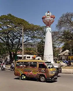 Indonesisches Monument am Kreisverkehr Rua Abílio Monteiro