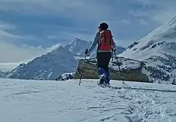 Mit Schneeschuhen auf dem «Stand», im Hintergrund die Weisshorngruppe