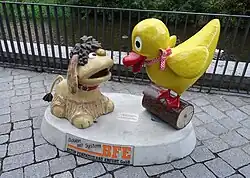 Die KiKa-Figuren von Moppi und Schnatterinchen hinter der Krämerbrücke in Erfurt