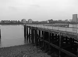 Der Kai mit Blick Richtung Westen über die Themse (2013)