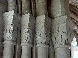 Kapitelle im Chorumgang