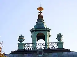 Dach mit bei Windeinwirkung nickendem Mandarin