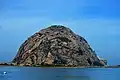Auffälligstes Merkmal der Stadt ist der Morro Rock, ein 176 Meter (576 Fuß) hoher Hügel vulkanischer Herkunft.
