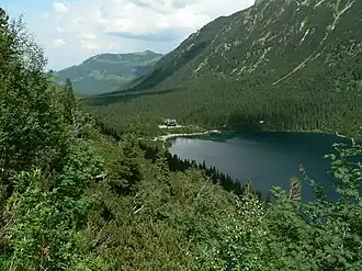 Blick vom Wanderweg Ceprostrada, die Siedem Granatów befinden sich hinter dem Bergsee Meerauge